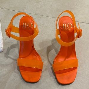 Jennifer López orange stilettos